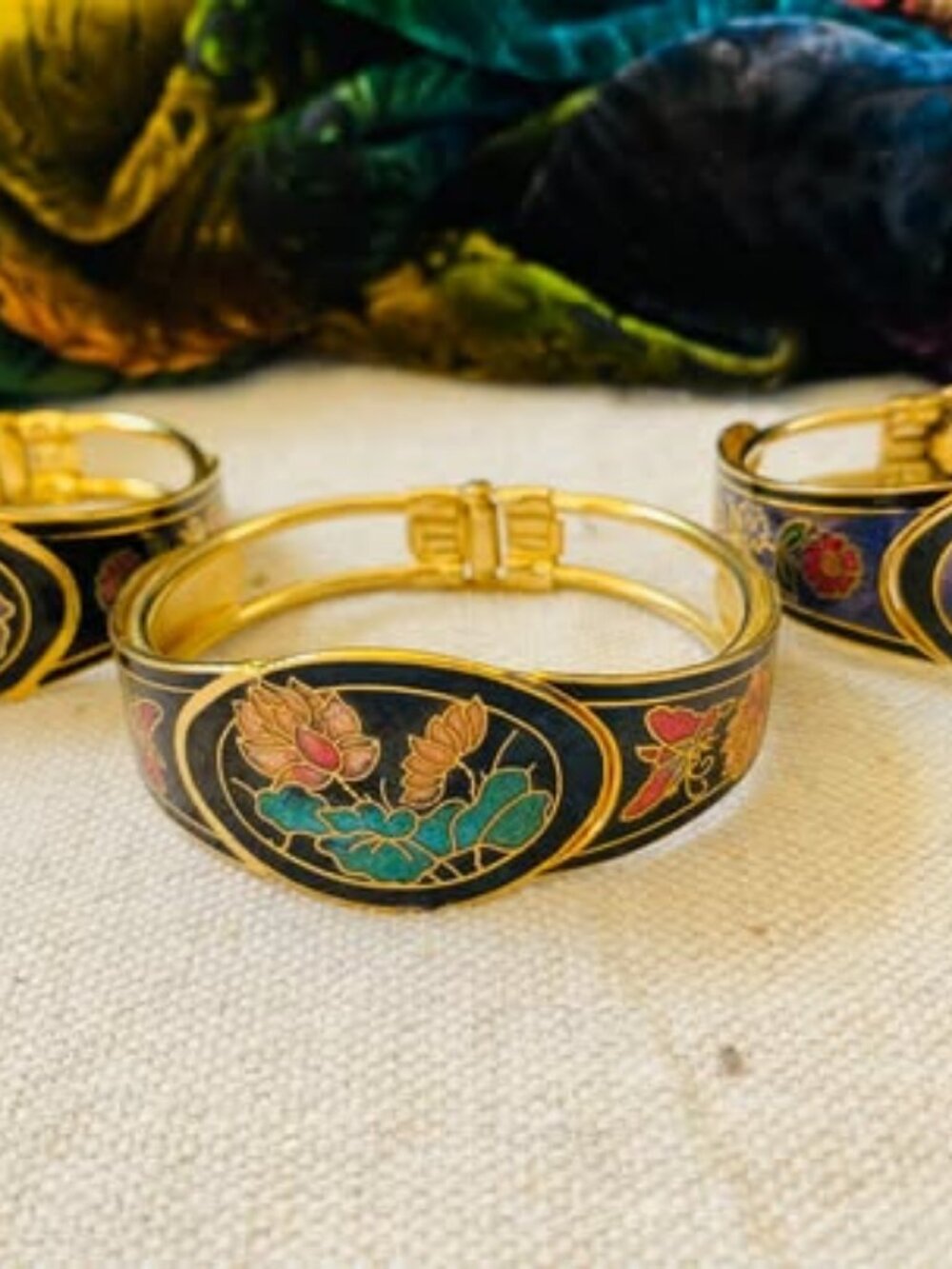 Beautiful vintage enamel cloisonne hinge bracelet